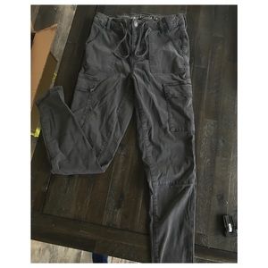 Super stretch high waisted cargo jegging.